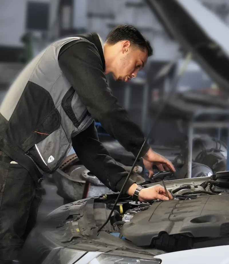 Mechaniker am Fahrzeug in der Werkstatt
